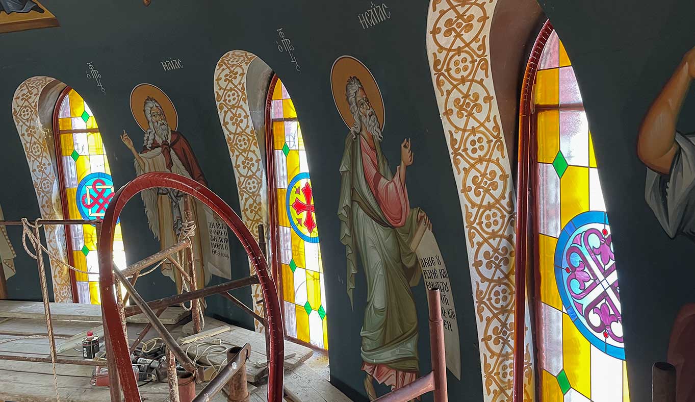 Χειροποίητα εκκλησιαστικά βιτρό στα παράθυρα του τρούλου ναού στο Σοφικό Κορινθίας