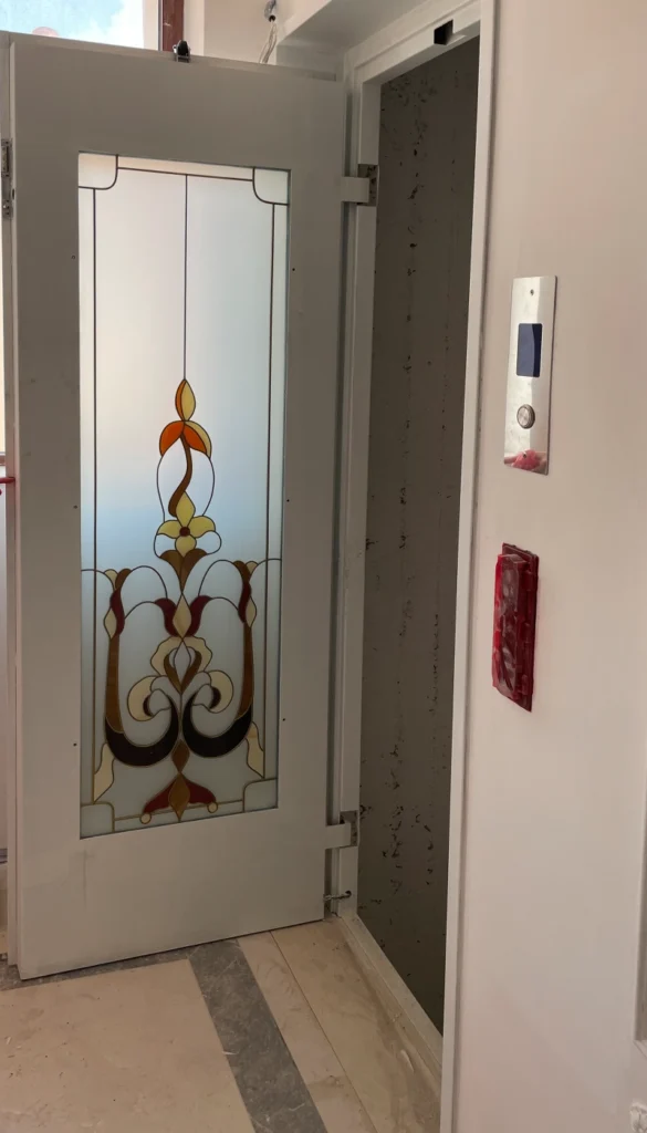 Χειροποίητο βιτρό σε πόρτα ασανσέρ μονοκατοικίας