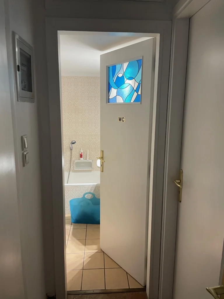 βιτρό σε πόρτα WC ιδιωτικού ιατρείου