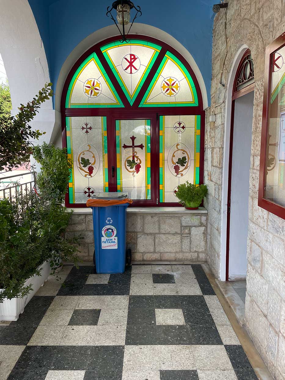 Εκκλησιαστικό Βιτρό στον Πρόναο Ναού στο Μαρούσι